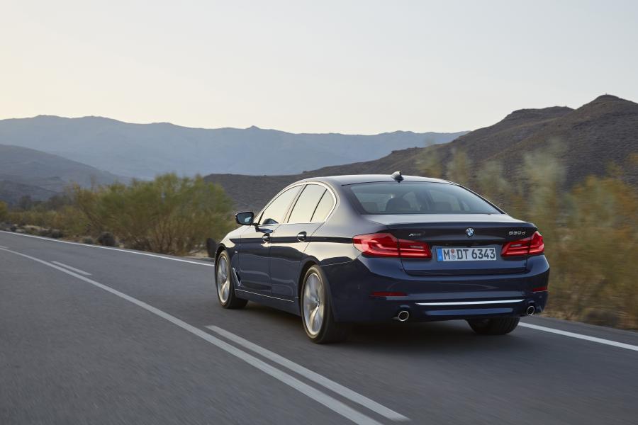 BMW 530d xDrive Sedan Luxury Line 2017 года  (WW) (фото 41 из 61)
